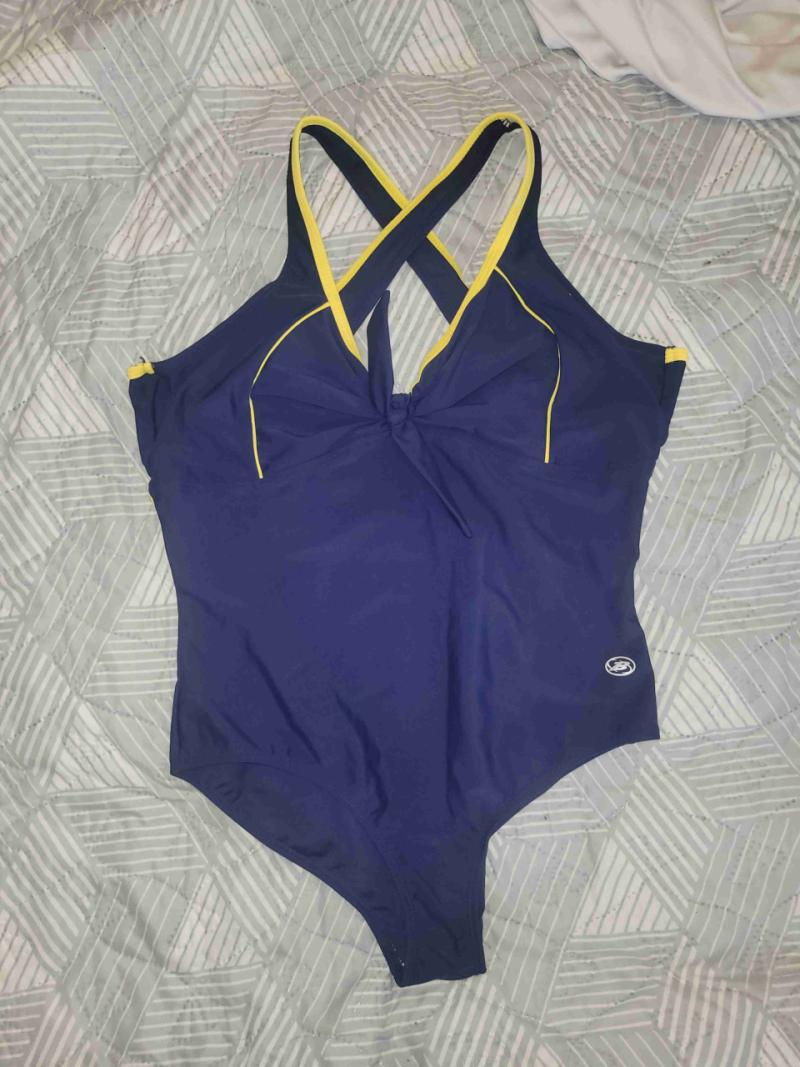 Traje de baño azul con borde amarillo - 1