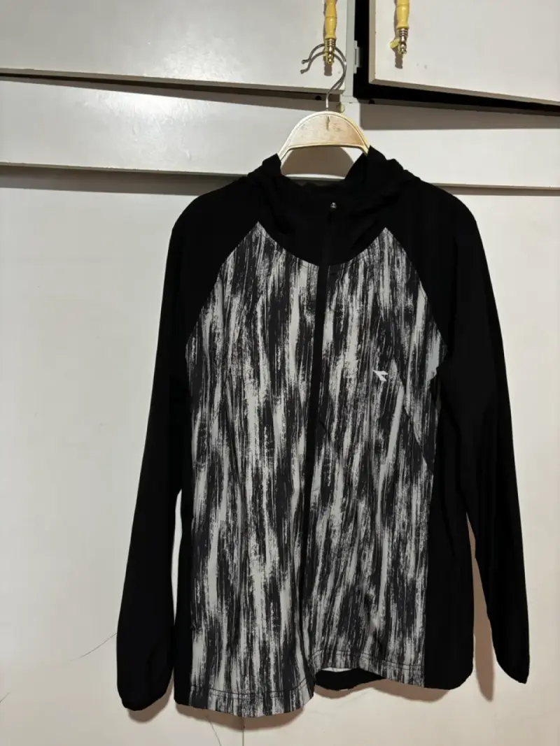Chaqueta deportiva blanca y negra