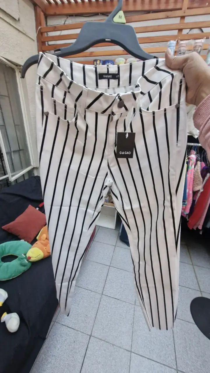 Pantalones a rayas blanco y negro