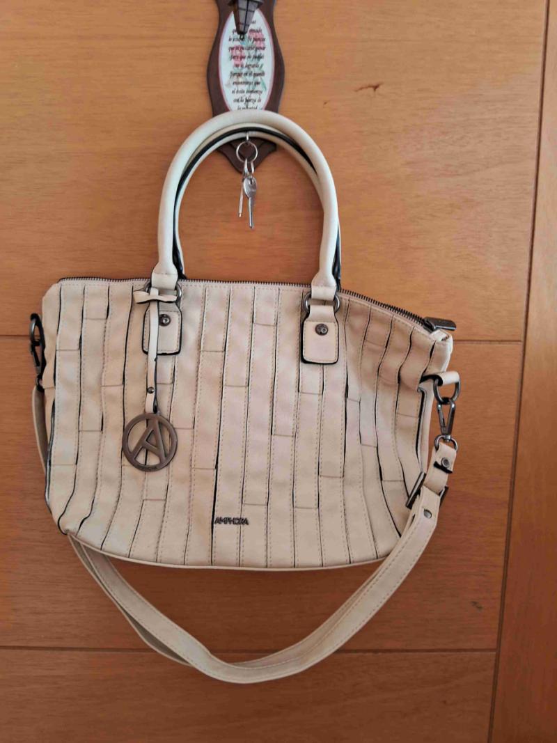 Cartera blanca con detalle metálico