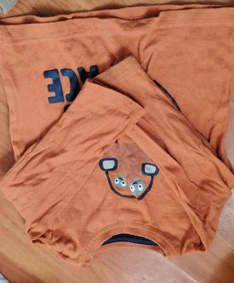 Polera naranja infantil con diseño - 1