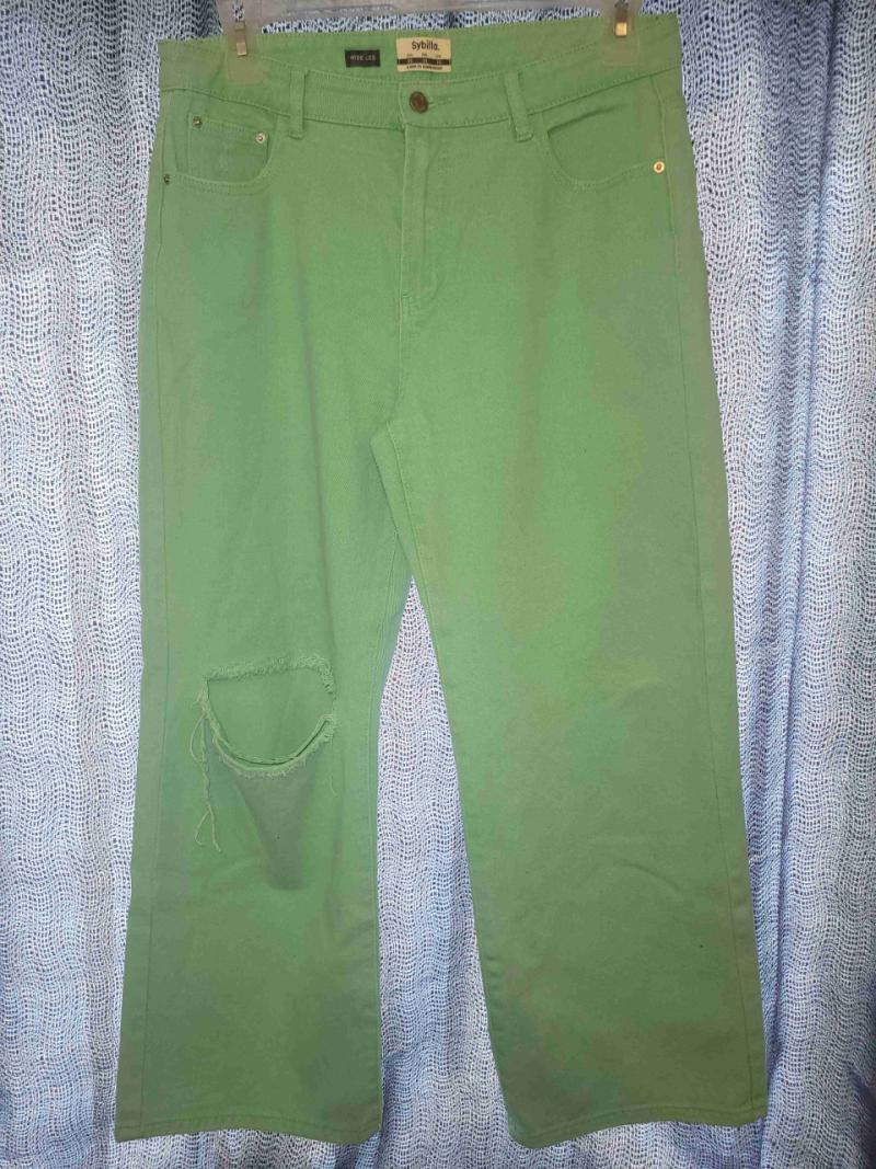 Pantalones verdes con agujero - 1