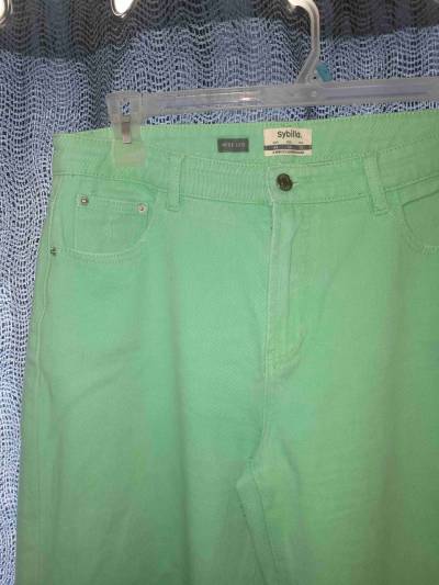 Pantalones verdes con agujero - miniatura 2