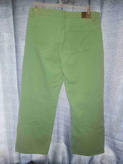 Pantalones verdes con agujero - miniatura 3