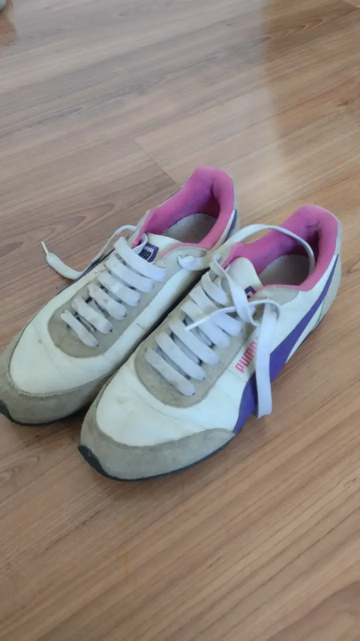 Zapatillas deportivas blancas y rosas