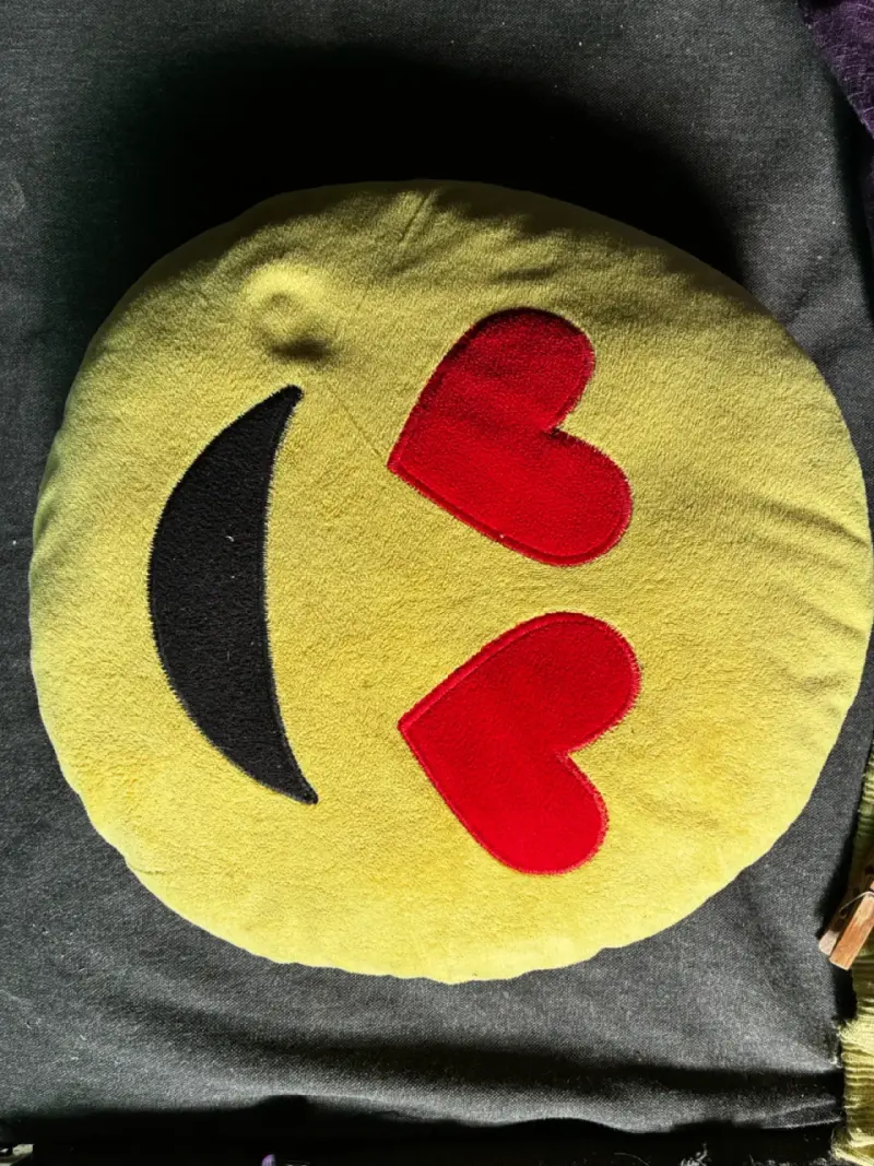 Cojín emoticón de corazones