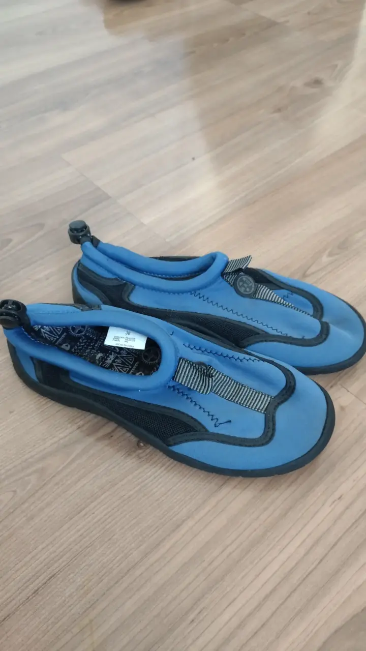 Zapatos acuáticos azules