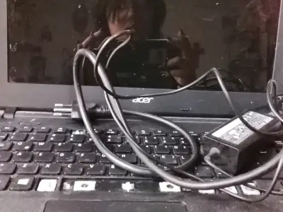 Notebook Acer negro usado - miniatura 2