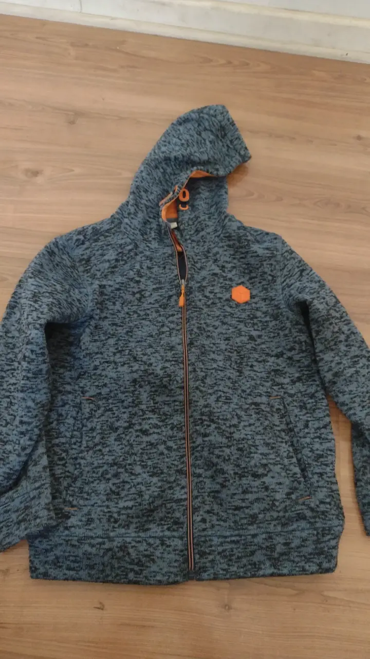 Polerón con capucha gris jaspeado