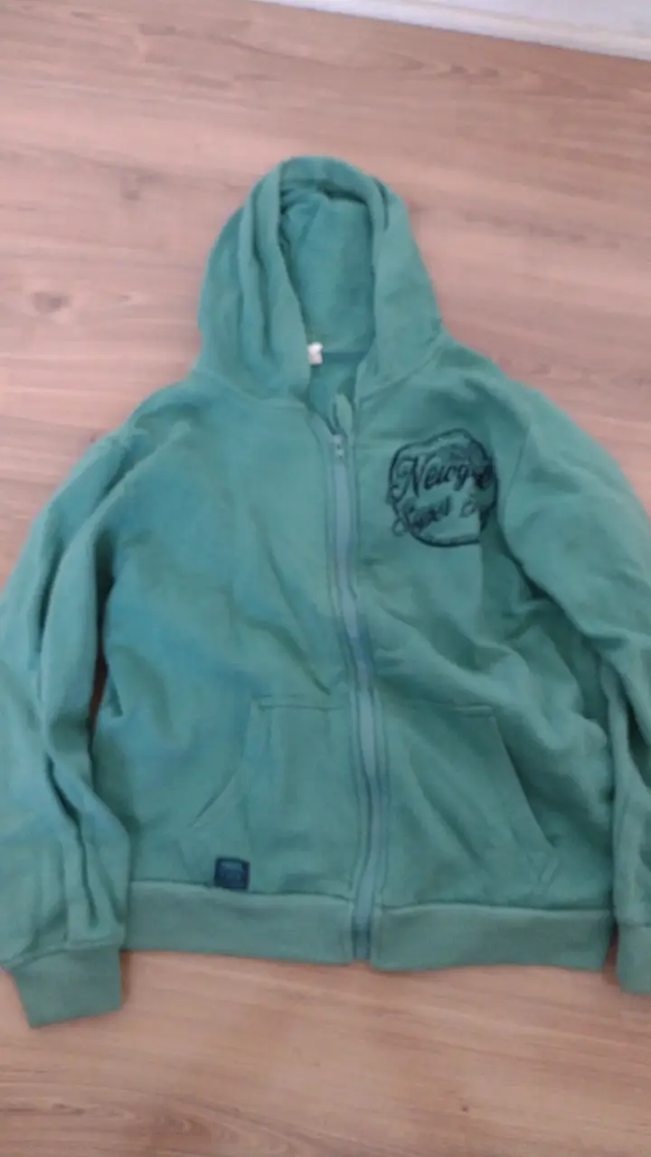 Polerón verde con capucha