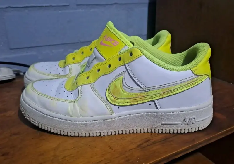 Zapatillas deportivas Nike blancas y amarillas