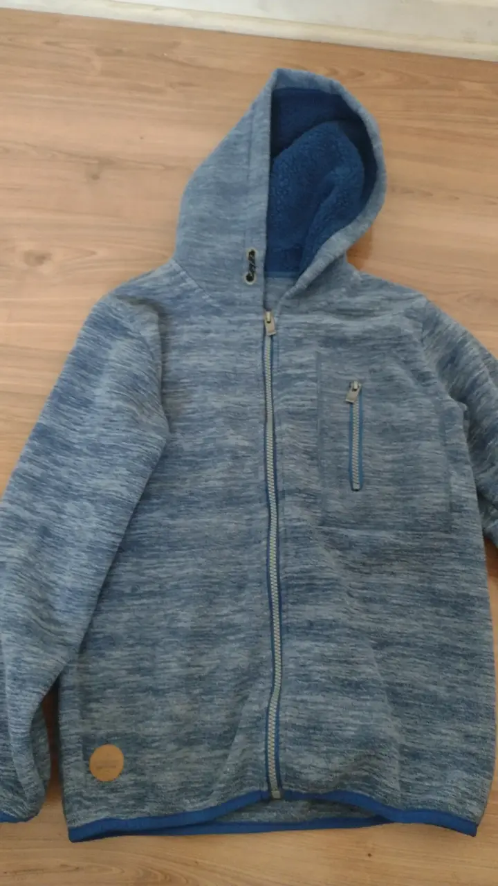 Polerón azul con capucha