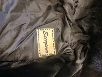 Abrigo negro con capucha de piel - miniatura 3