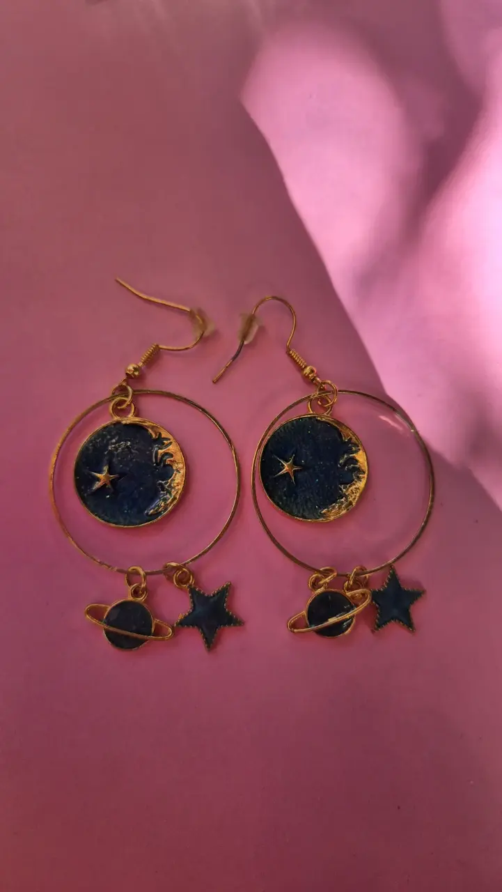 Aros dorados con diseño espacial