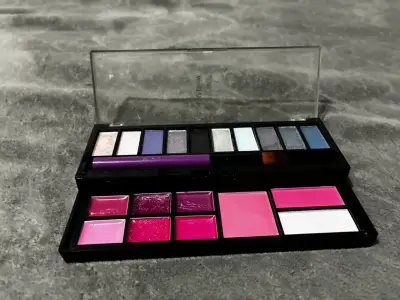 Set maquillaje (Sombra de ojos, labiales y rubor)] - miniatura 2