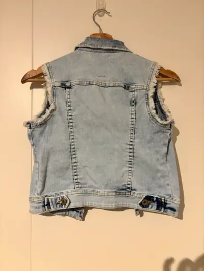 Chaqueta de mezclilla sin mangas - miniatura 2