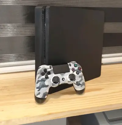Playstation 4 Slim con mando y cargador - miniatura 2
