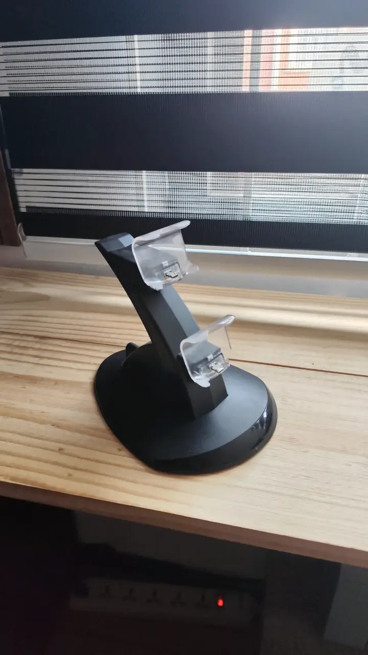 Playstation 4 Slim con mando y cargador - 4