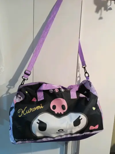 Se vende bolso deportivo kuromi - miniatura 2
