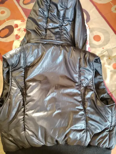 Chaqueta mujer sin mangas con gorro - miniatura 3