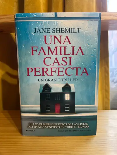 Libro Una familia casi perfecta - miniatura 1