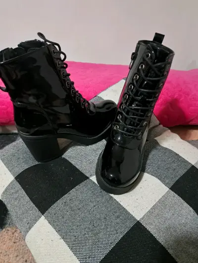 Botas de charol en buen estado - miniatura 1