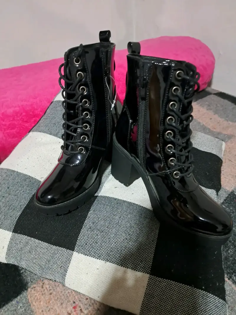 Botas de charol en buen estado - 2