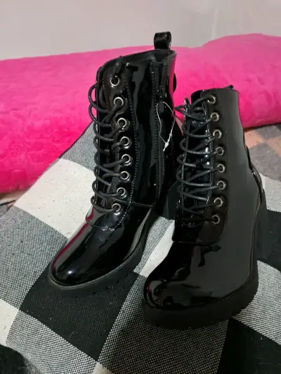 Botas de charol en buen estado - miniatura 3