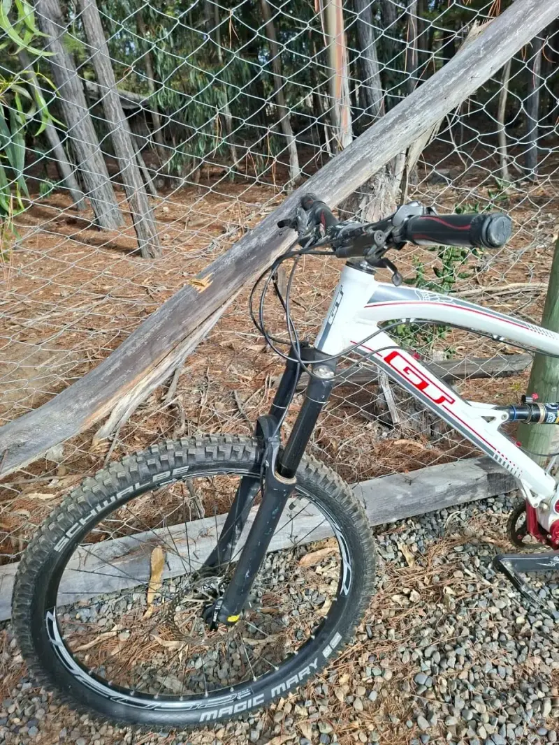 Vendo bicicleta MTB marca GT SENSOR 1.0 - 6