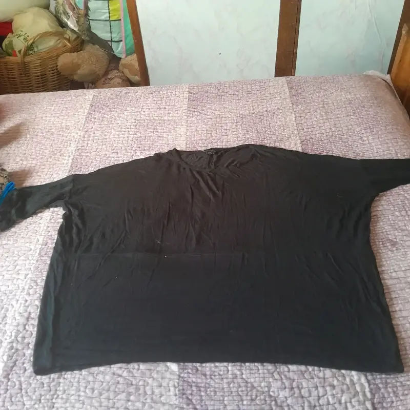 Polera negra ancha tela elasticada - 1
