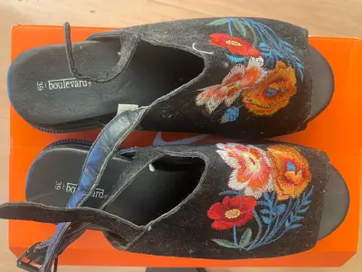 Sandalias bordadas - miniatura 1