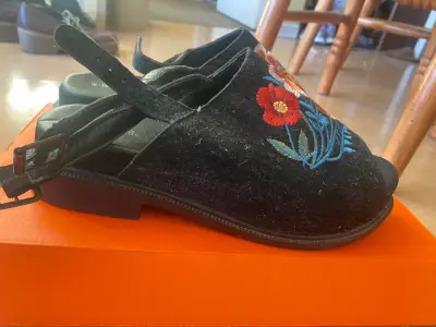Sandalias bordadas - miniatura 2