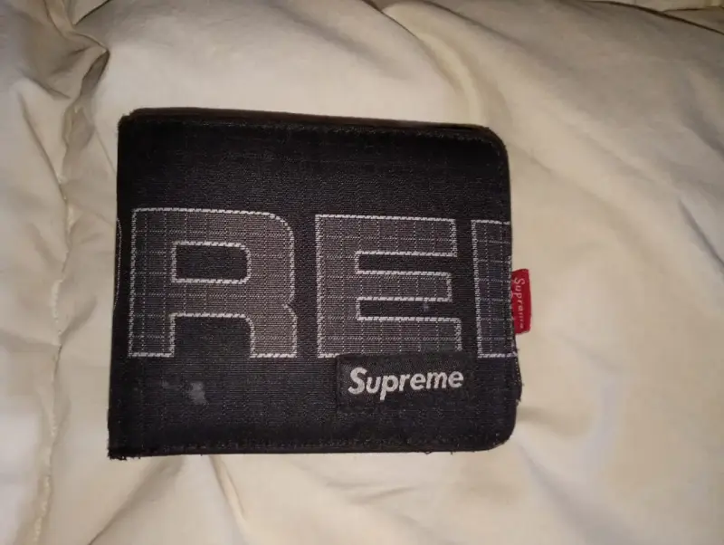 Billetera Supreme negra en buen estado - 1