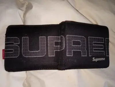 Billetera Supreme negra en buen estado - miniatura 3