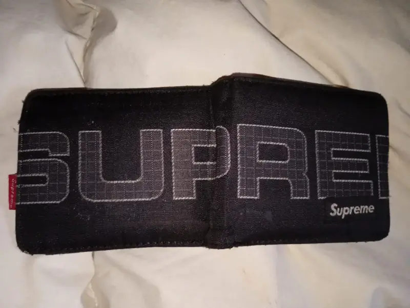 Billetera Supreme negra en buen estado - 3