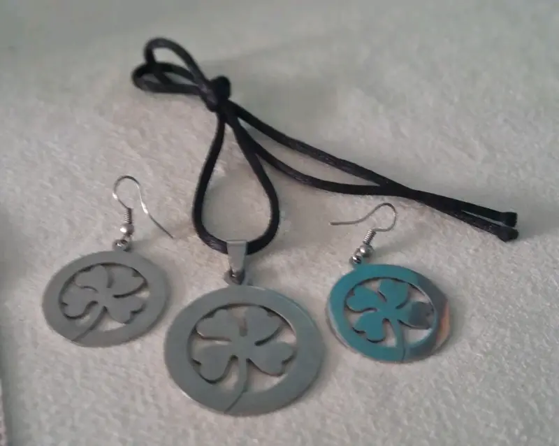 Colgante de cuello con aros trébol