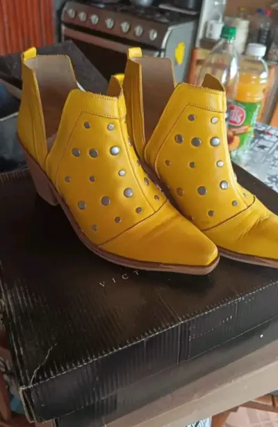 Botas amarillas - miniatura 2