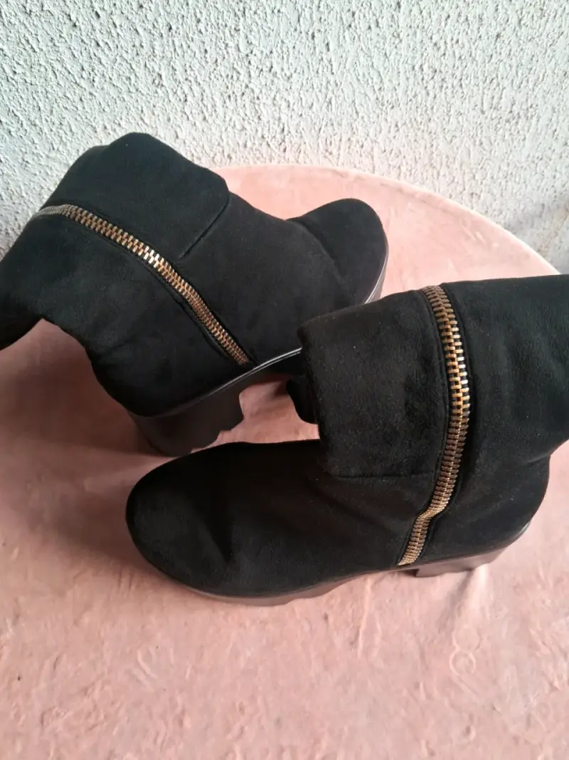 Botas largas, doble cierre, tipo gamuza. Negras - 2