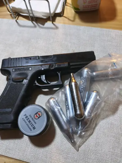 Pistola CO2 usada modelo con licencia Glock - miniatura 4