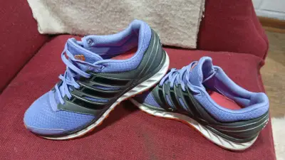 Zapatillas en perfectas condiciones - miniatura 1