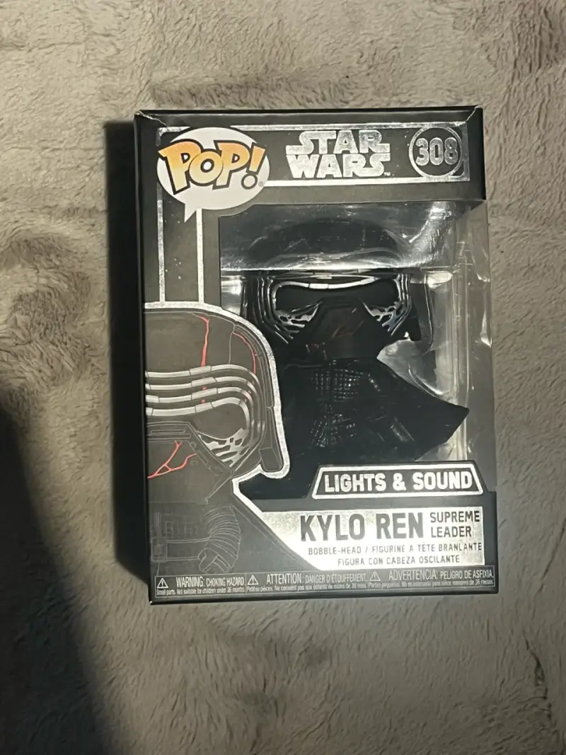 Funko Pop Kylo Ren 308 Luz y Sonido - 1