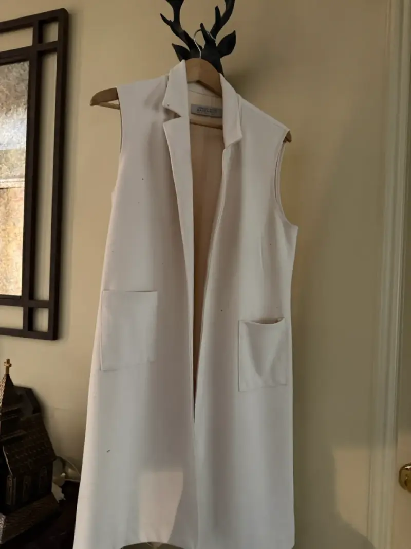 Chaleco tipo blazer largo sin mangas color crudo