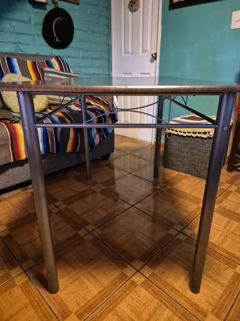 Comedor más cuatro sillas. - 1