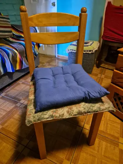 Comedor más cuatro sillas. - miniatura 4