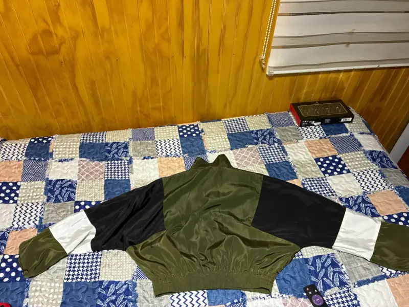 Carcasa iPhone 15 chaqueta verde y chaqueta piel - 2