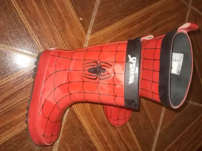 Vendo botas spider man nuevas talla 28 $15.000Prec - miniatura 1