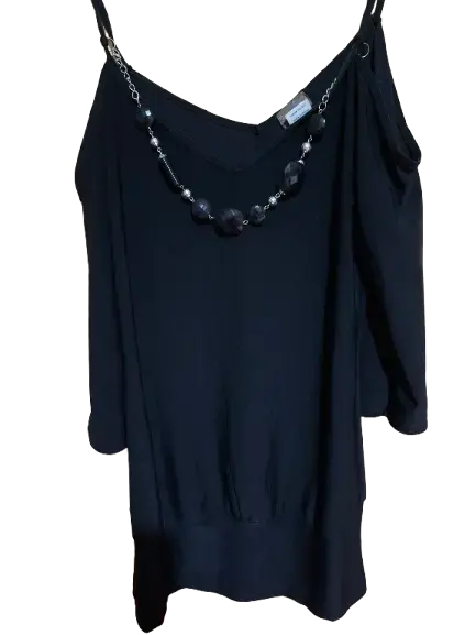 Polera negra con hombros al descubierto