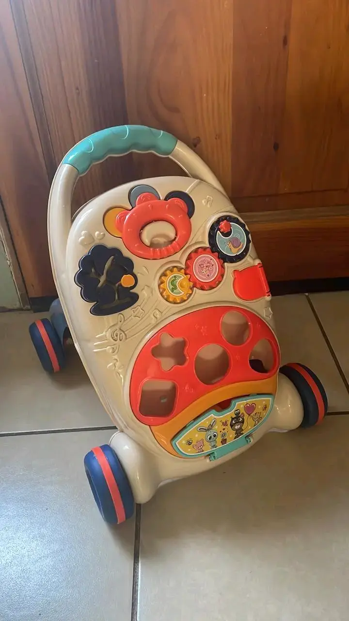 Caminador con centro de juegos
