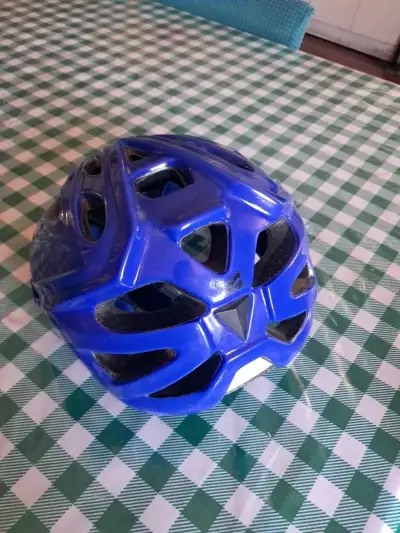 Casco y zapatillas - miniatura 1