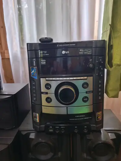 Equipo musical marca LG - miniatura 1